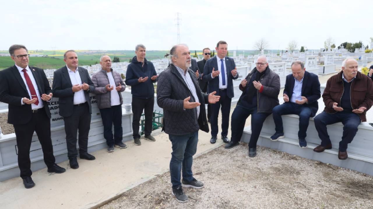 Edirne'nin turizm elçisi Bahri Dinar vefatının 2. yılında dualarla anıldı. Edirne Belediye yetkilileri ve sevenleri, Dinar'ın kabri başında vefa duruşunda bulundu.